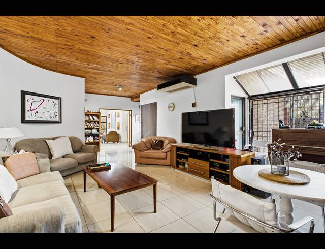 5 BEDROOM HOUSE FOR SALE IN BRYANSTON